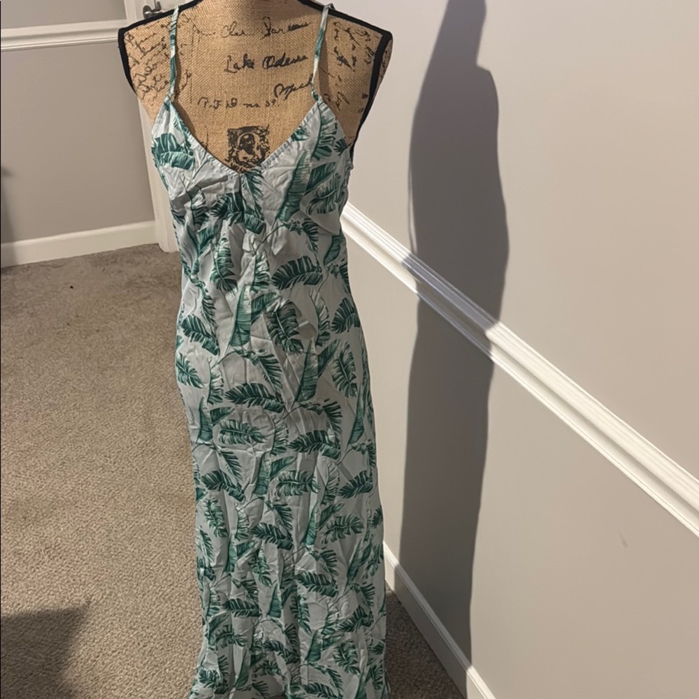 Pour Les Femmes size small Elegant Green Leaf Print Maxi Dress